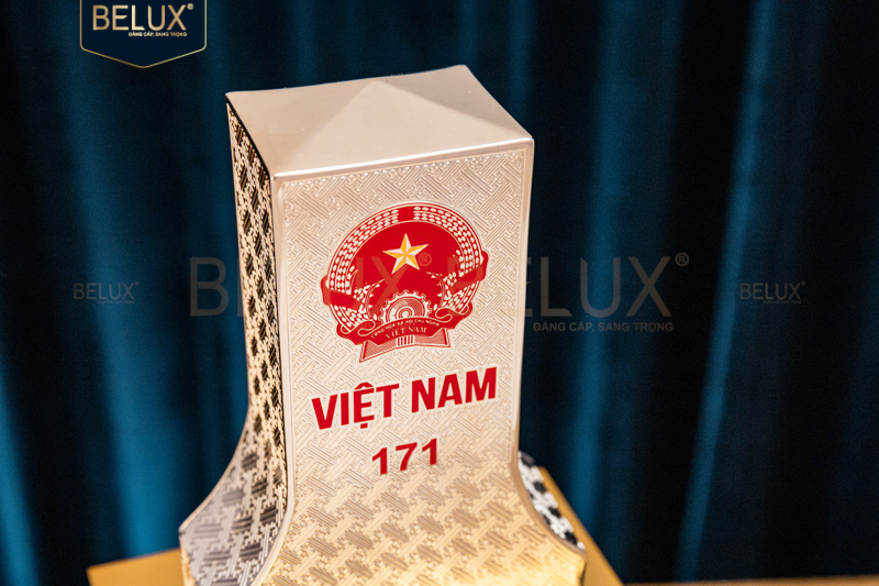 Cột Mốc Việt Nam mạ vàng bạc